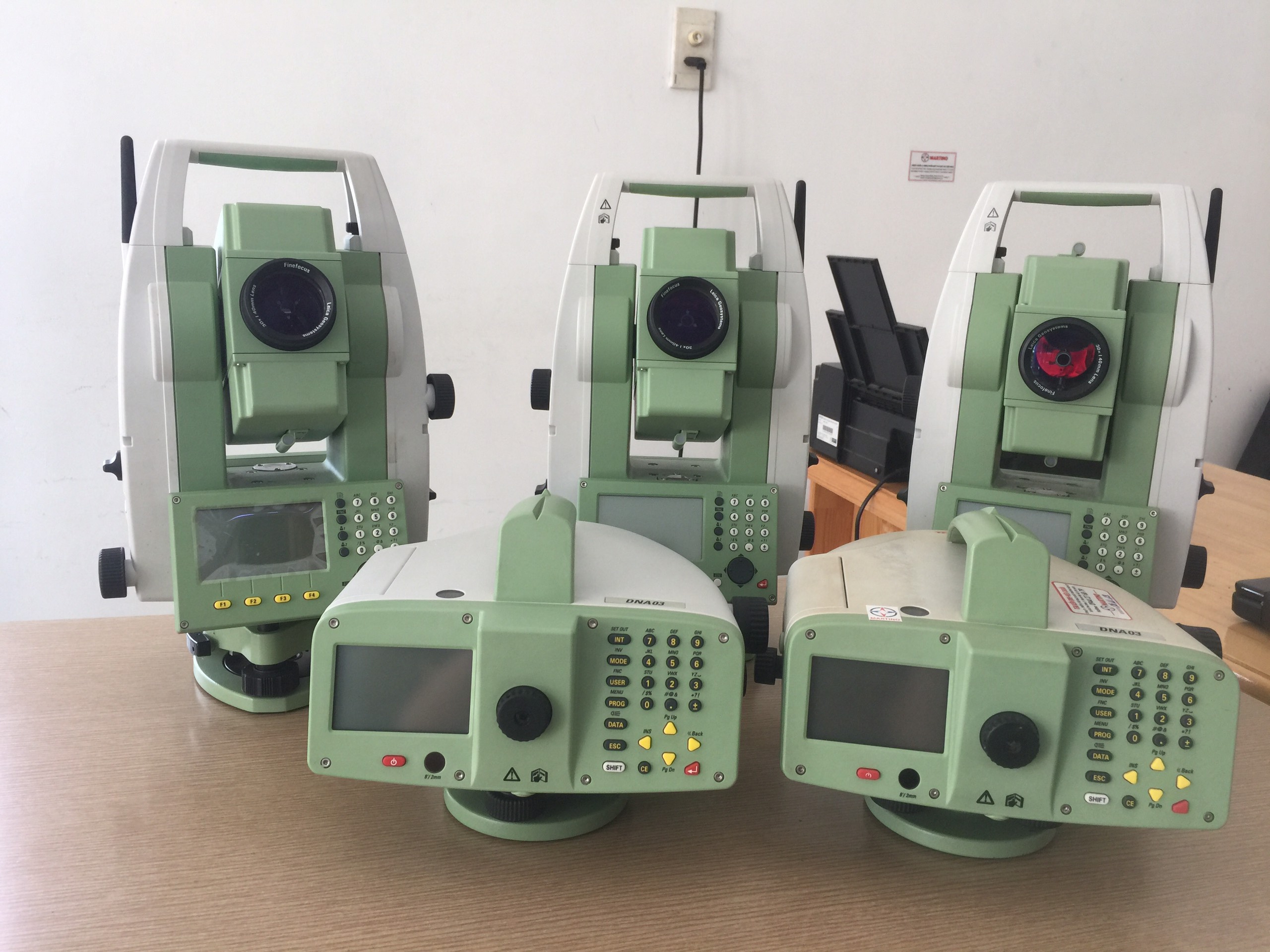 máy thủy bình điện tử leica