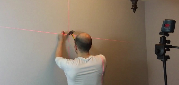 Các bước treo tranh ảnh lên tường bằng máy cân bằng laser