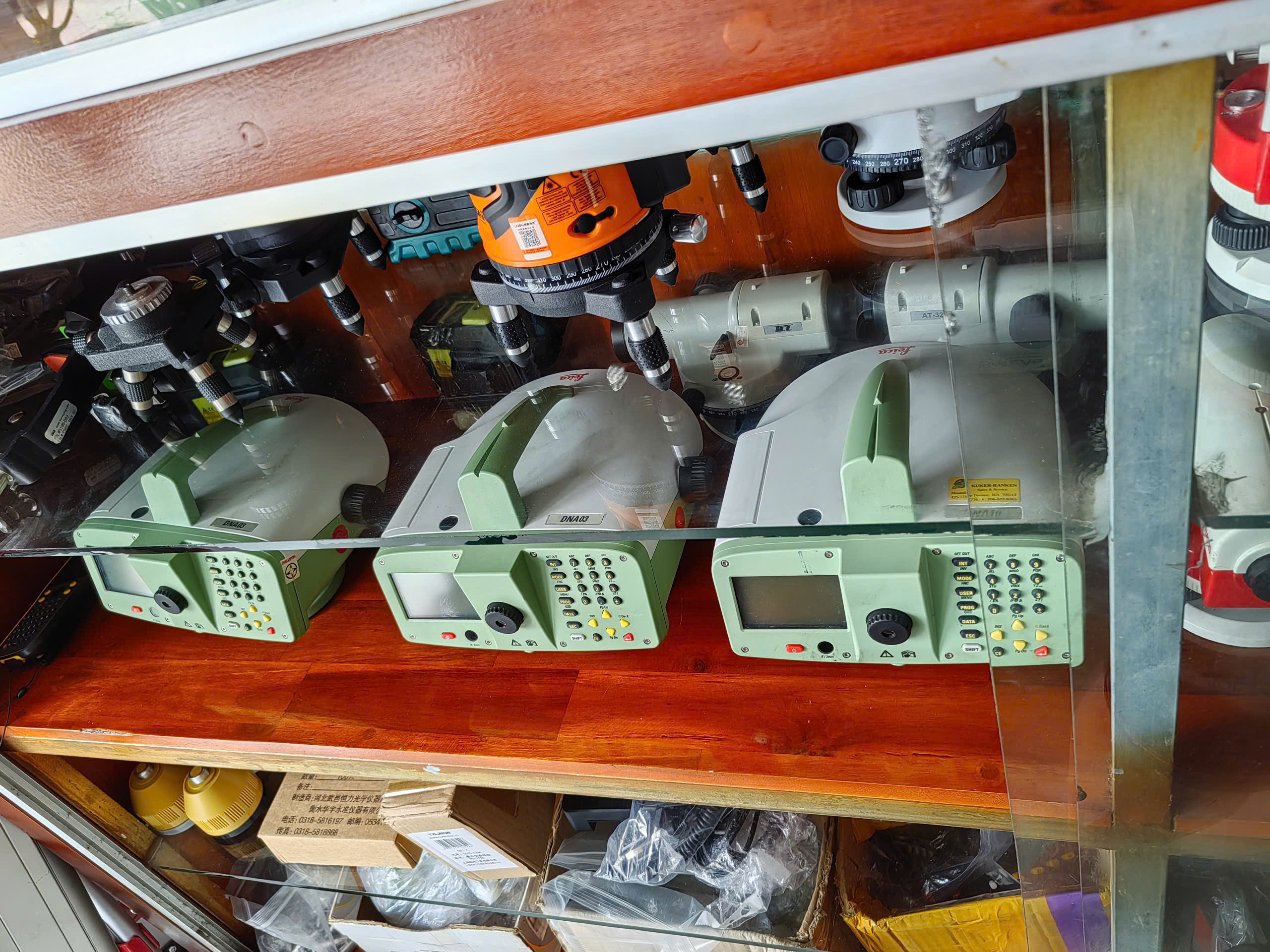 may-thuy-binh-dien-tu-leica-dna03