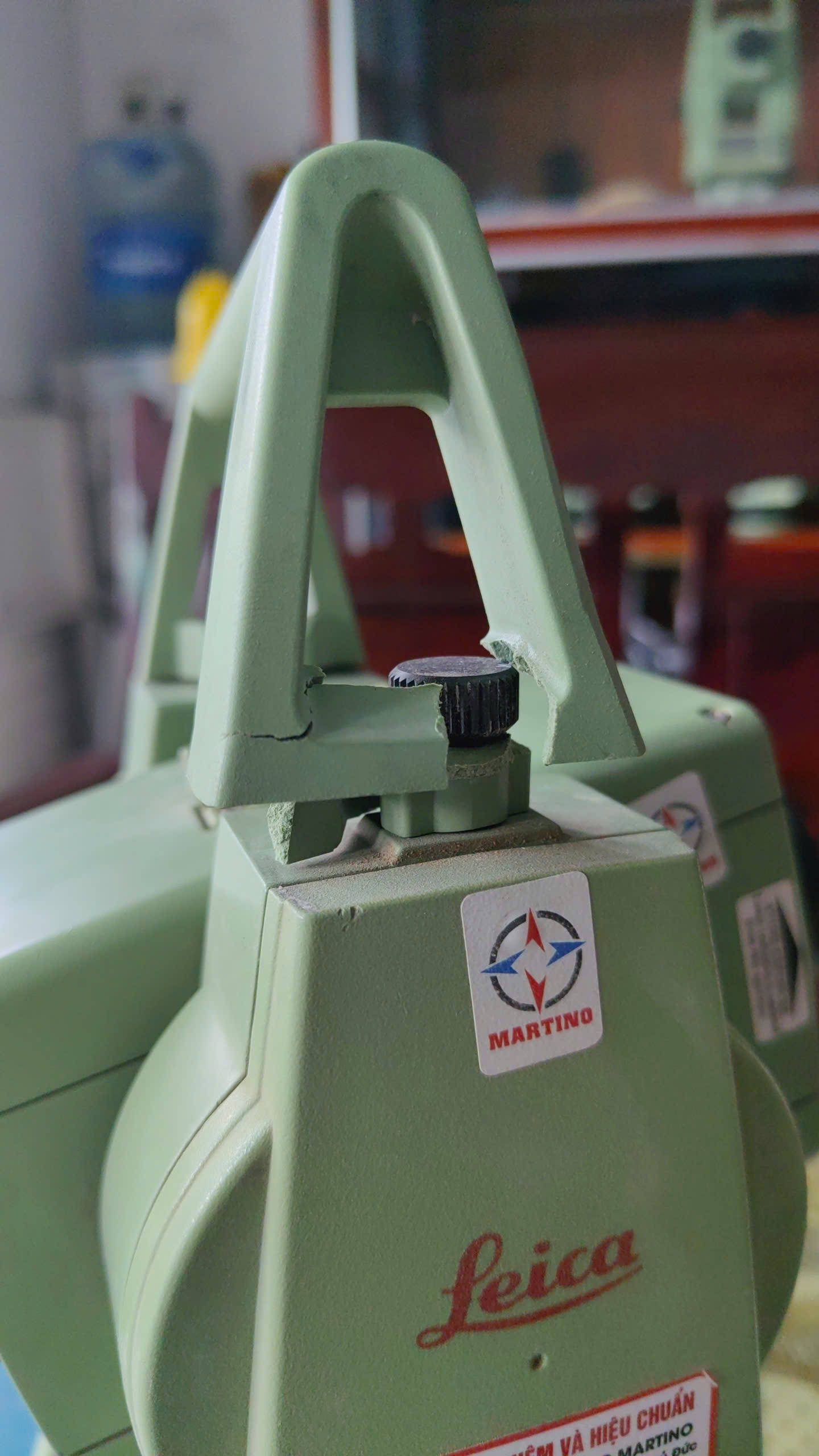 máy toàn đạc leica tcr703 bị xe múc cán bể tay cầm