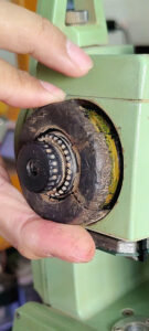 vòng cao su điều quang của máy toàn đạc bị chảy nhựa, mục nát