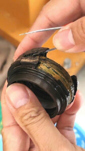 công đoạn gỡ vòng cao su bị chảy nhựa mục nát