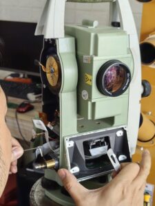 máy toàn đạc leica ts06 bị lệch trục