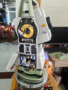 sửa máy toàn đạc leica mất nguồn
