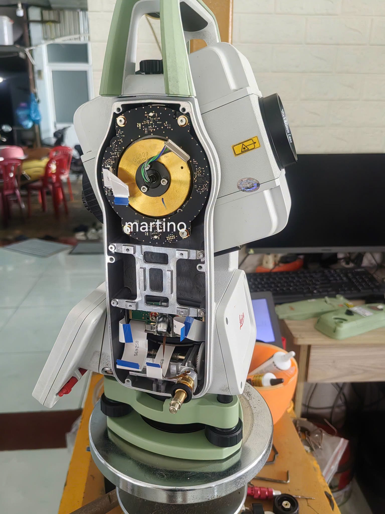 sửa máy toàn đạc leica mất nguồn